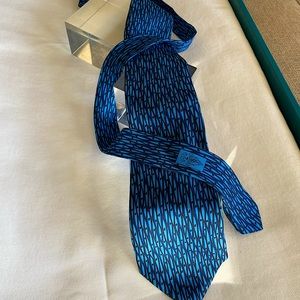 Gucci Silk Neck Tie in a Beautifully Rich and vibrant Blue Pattern